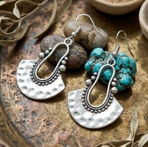 Boho Chic Antique Silver Plated Hammered Fan Statement Drop Dangle Earrings